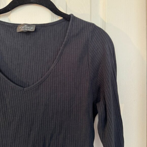 EUC TopShop V-Neck Ribbed Cropper T-shirt, Black, Size 10 Tall - Picture 4 of 15